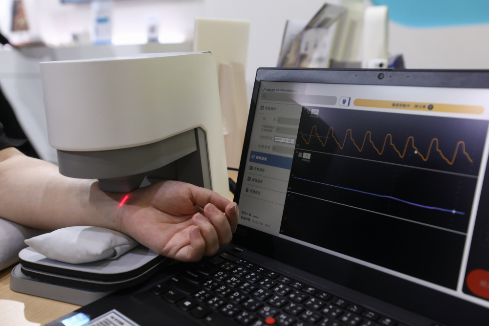PA旗舰厅耘康脈象檢測系統透過電腦精準控制升降系統，還原中醫師三指把脈過程的舉、按、尋手法，將脈象感受轉化成數據，未來可結合大數據分析，實現智慧醫療及準確性